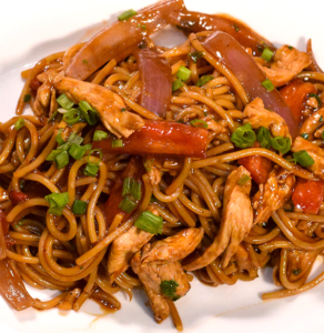 Tallarín salteado de pollo